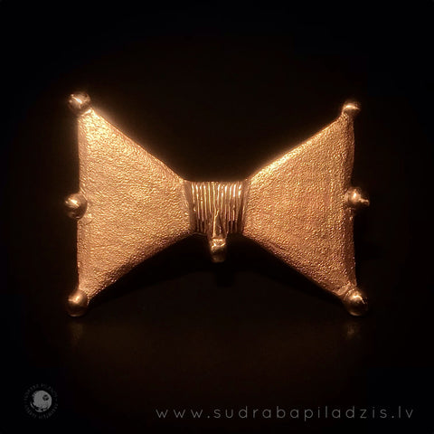 SĒĻU BANTES FORMAS PIESPRAUDE / BOW SHAPE BROOCH